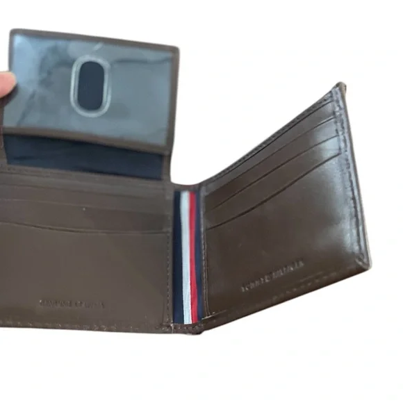 Sold-Tommy Hilfiger Leather Men's Wallet with RFID -NWT $49.50 retail - Picture 2 of 5